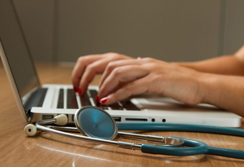 Que faire en cas de problème de santé pendant un voyage en France ?